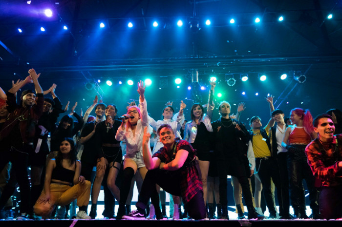 Todos los participantes del Concurso KPOP Latinoamérica 2019 actúan juntos al final del evento.